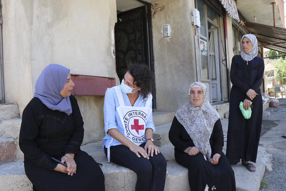 The ICRC and the Syrian Arab Red Crescent (SARC) work on a project aimed at improving access to water for Durbul residents. In cooperation with the Damascus Water Supply & Sewerage Authority (DAWSSA) and the Ministry of Local Administration (MoLA), the ICRC and the SARC installed solar panels at Duban spring, which is the main water resource in the region. The energy produced by the solar panels increases the quantity of water pumped everyday, and thus improves access to water for 5000 local residents.