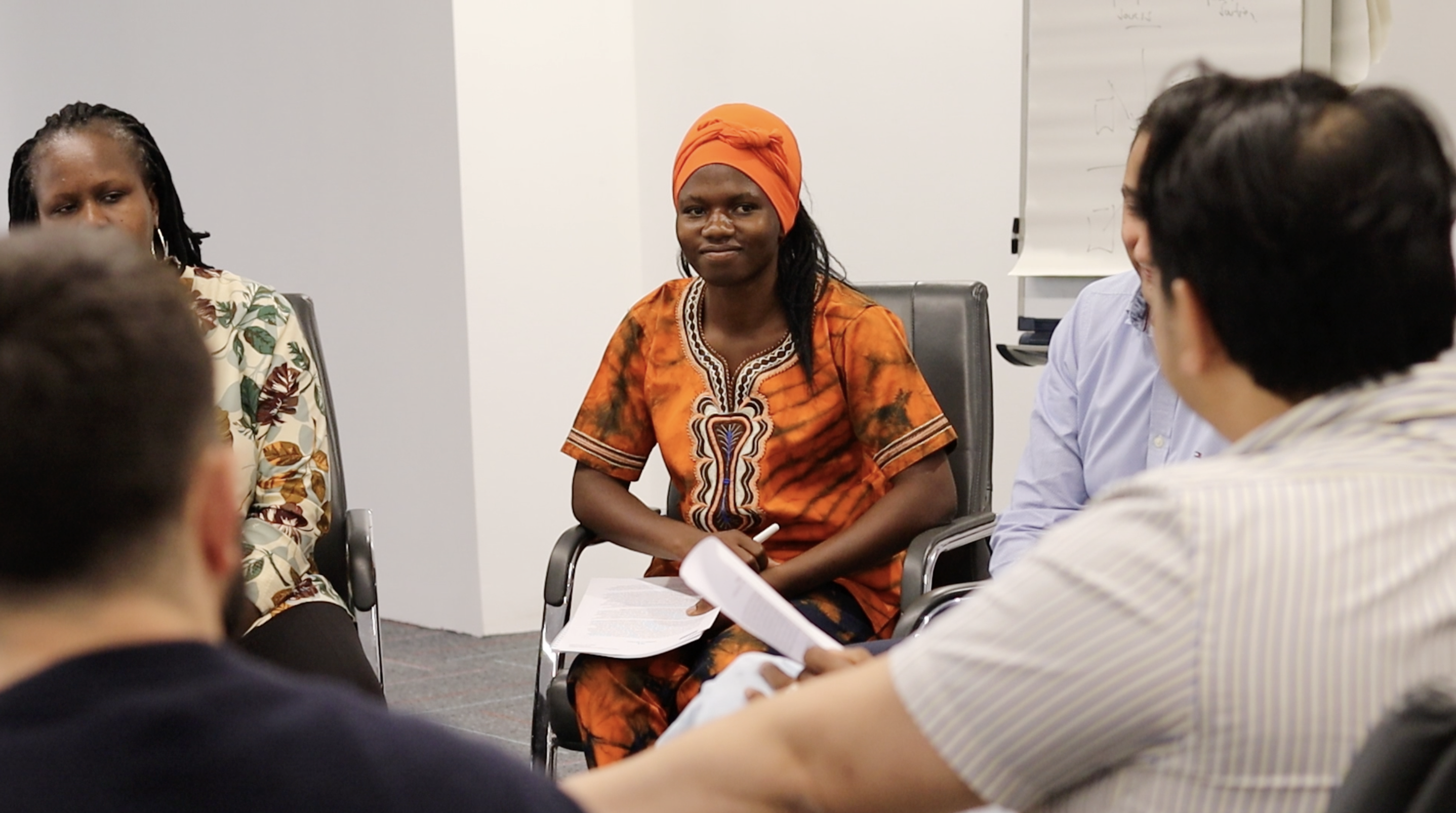 Brigitte, facilitatrice et membre de la communauté du CCHN, écoute les participants à l'atelier.