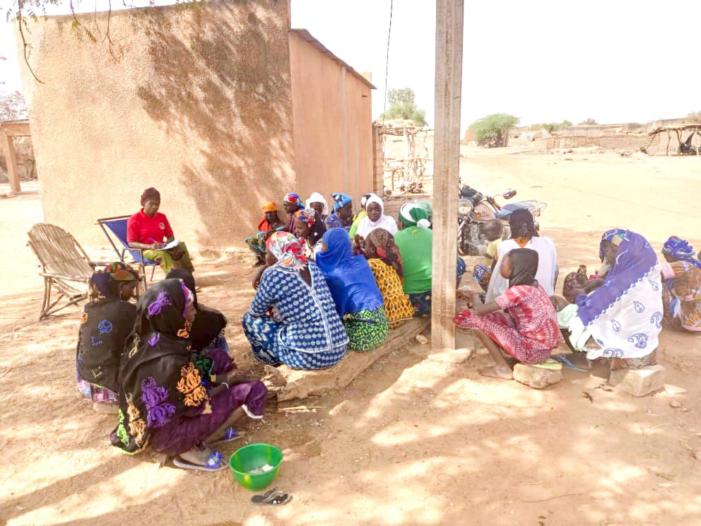 Brigitte, membre de la communauté CCHN et négociatrice humanitaire, travaille avec des communautés locales au Burkina Faso.