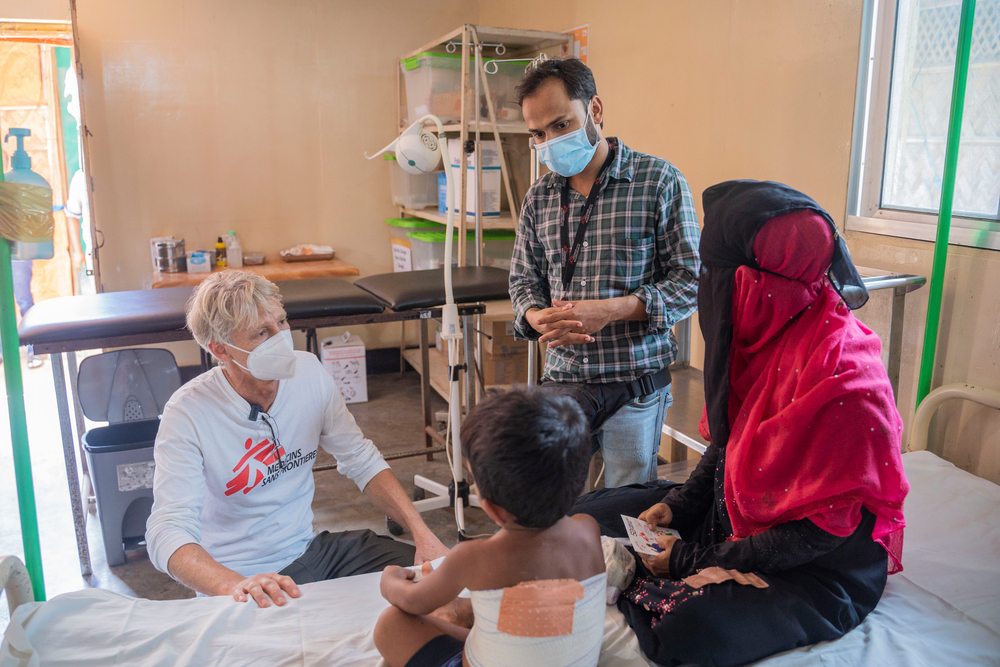 MSF’s Southeast, East Asia and Pacific Project (SEEAP) head Paul McPhun, assisted by a Rohingya translator, discusses with a mother at MSF Goyalmara Hospital’s paediatric intensive care unit. Her son had suffered second-degree burns on his chest and hands after boiling hot water splashed on him.