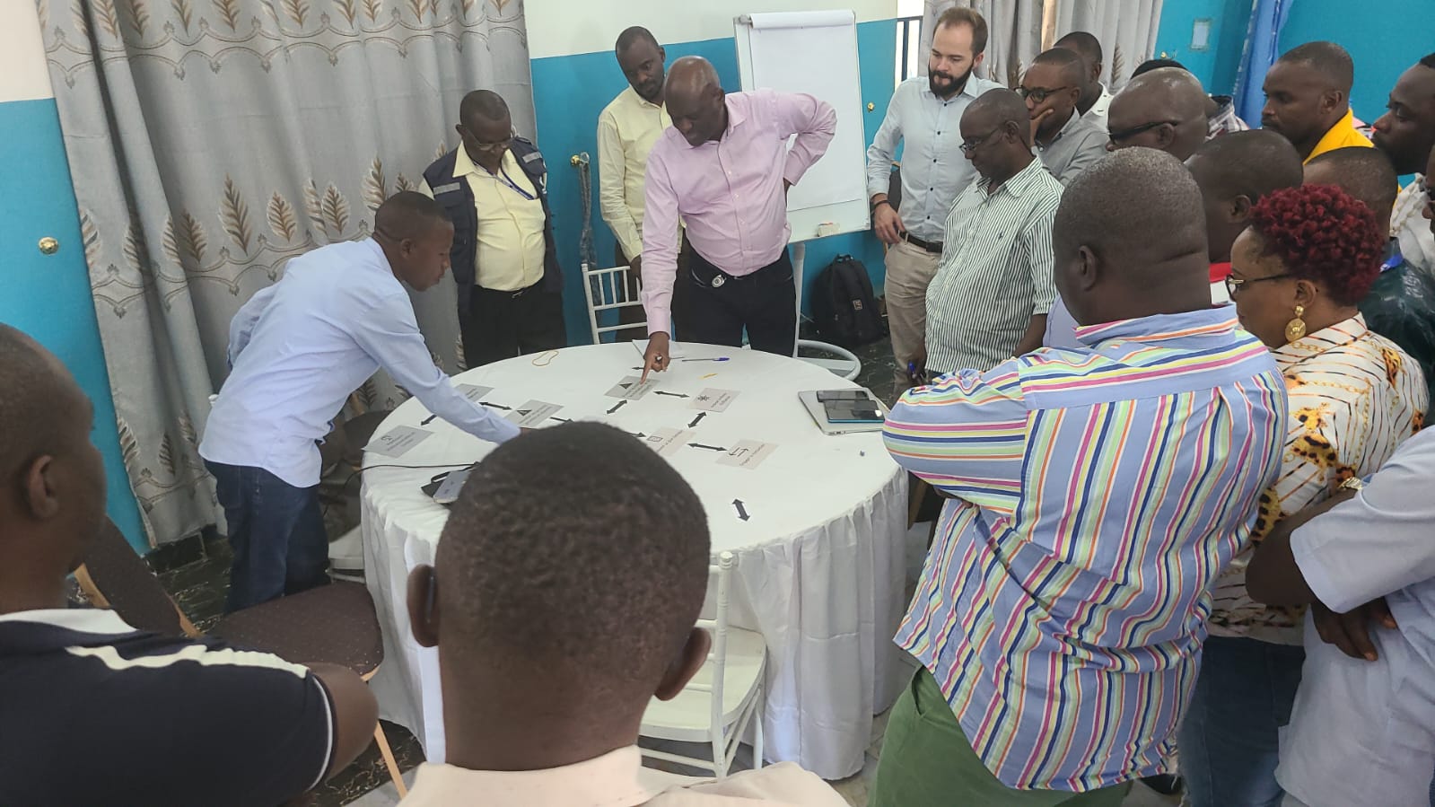 Olivier Eyenga anime un atelier et aide des collègues à revoir leur façon de travailler.