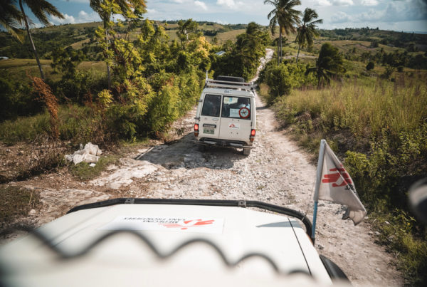 Les véhicules tout-terrain de MSF retournent aux Cayes, en Haïti, où les humanitaires doivent recourir à des stratégies de négociation pour accéder aux zones contrôlées par les gangs.