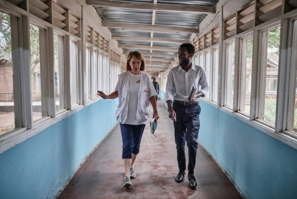 Mary Horgan, psicóloga especializada de MSF, y Kumbulani Kaliwo, trabajadora social de MSF, en los pasillos del hospital Queens Elizabeth de Blantyre, donde MSF dirige el proyecto de cáncer de cuello de útero.