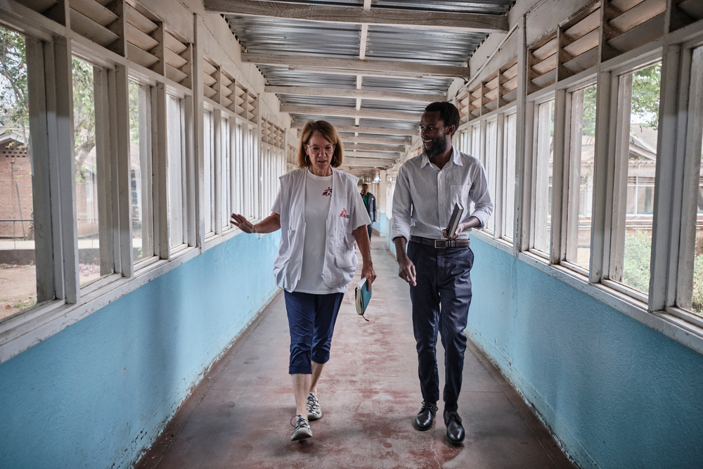 Mary Horgan, psicóloga especializada de MSF, y Kumbulani Kaliwo, trabajadora social de MSF, en los pasillos del hospital Queens Elizabeth de Blantyre, donde MSF dirige el proyecto de cáncer de cuello de útero.